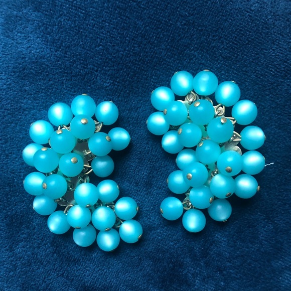 Vintage clip on aqua bead crescent earrings - Picture 1 of 3